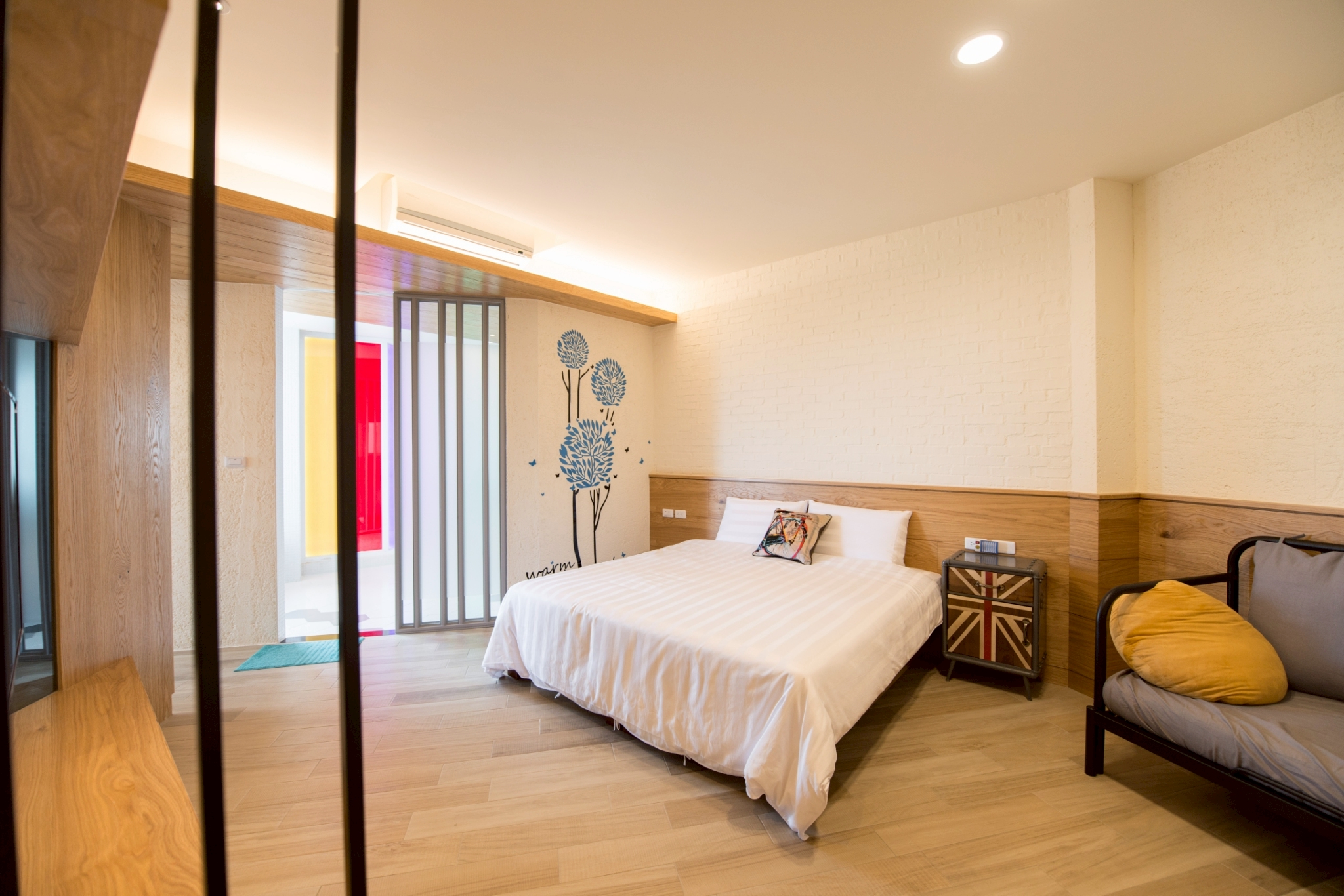 三樓輕旅2海景雙人房室內，一大床與日式極簡採光，小琉球小火雞觀海民宿