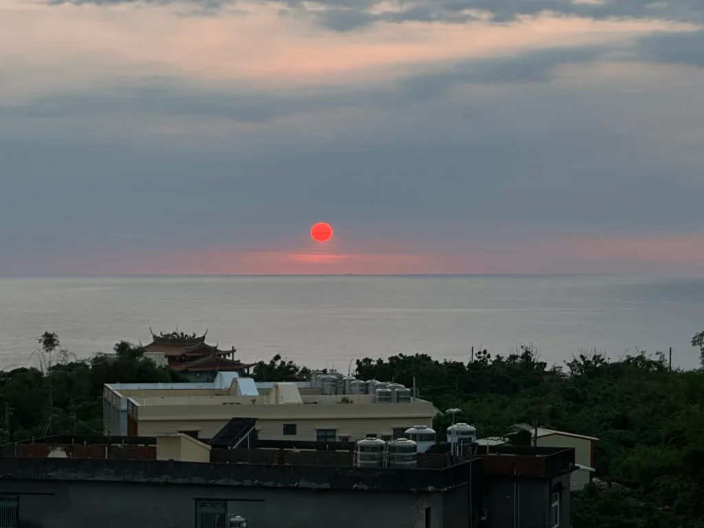 小琉球西岸夕陽，從小火雞觀海民宿海景陽台拍攝