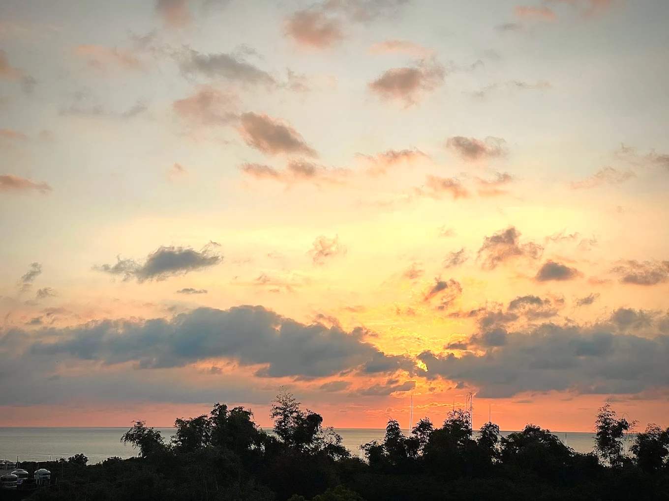 日落後的暮光把雲染成橘紅色，從小火雞觀海民宿的面海陽台拍攝