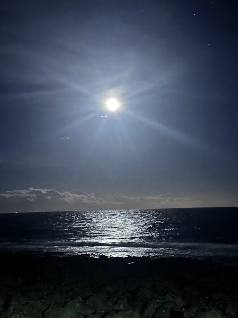 滿月的月光照在小琉球外海，海面上拉出一條銀白色的光帶