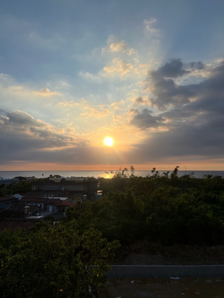 傍晚的夕陽與雲層，住客 Chingyiu 拍攝，分享於小火雞觀海民宿的 Google 評論