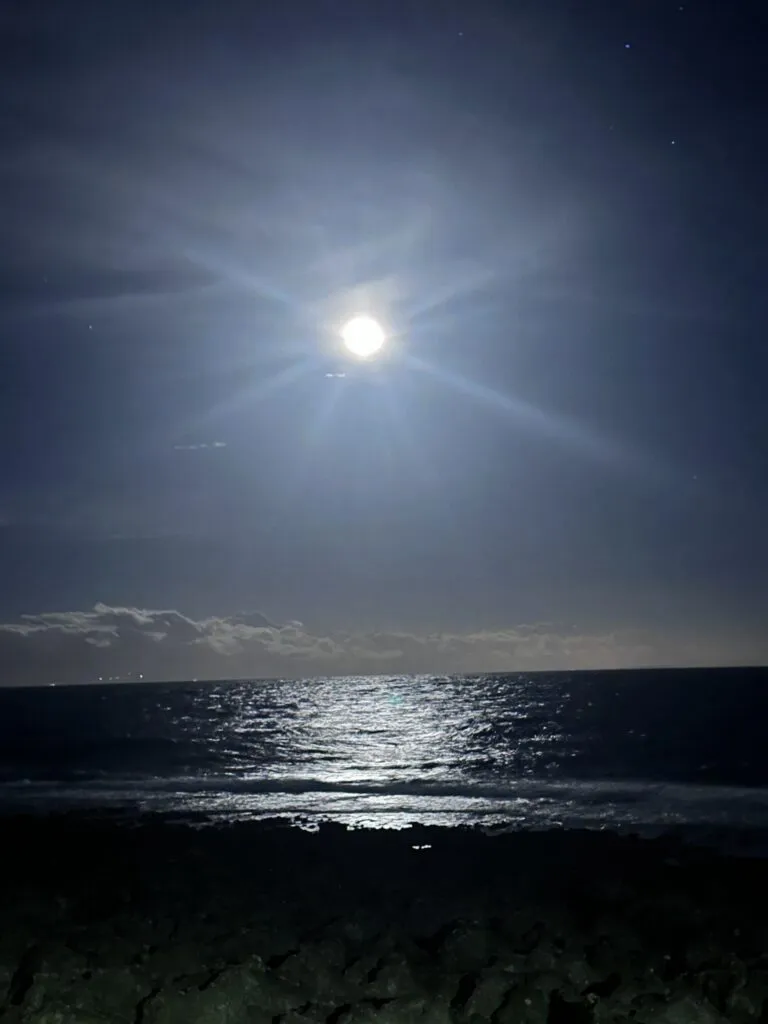 月光映在小琉球外海，海面形成銀白色光帶。