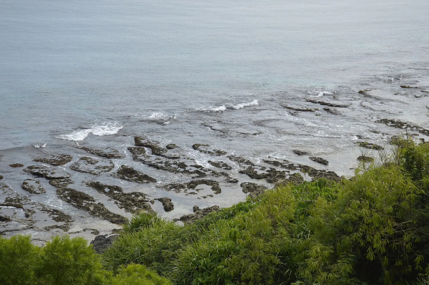 旭日亭一帶的礁岩海岸與碎浪。