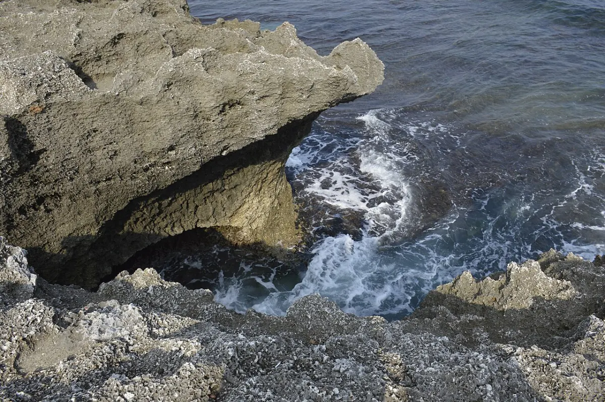 小琉球龍蝦洞海岸的珊瑚礁岩與海蝕地形